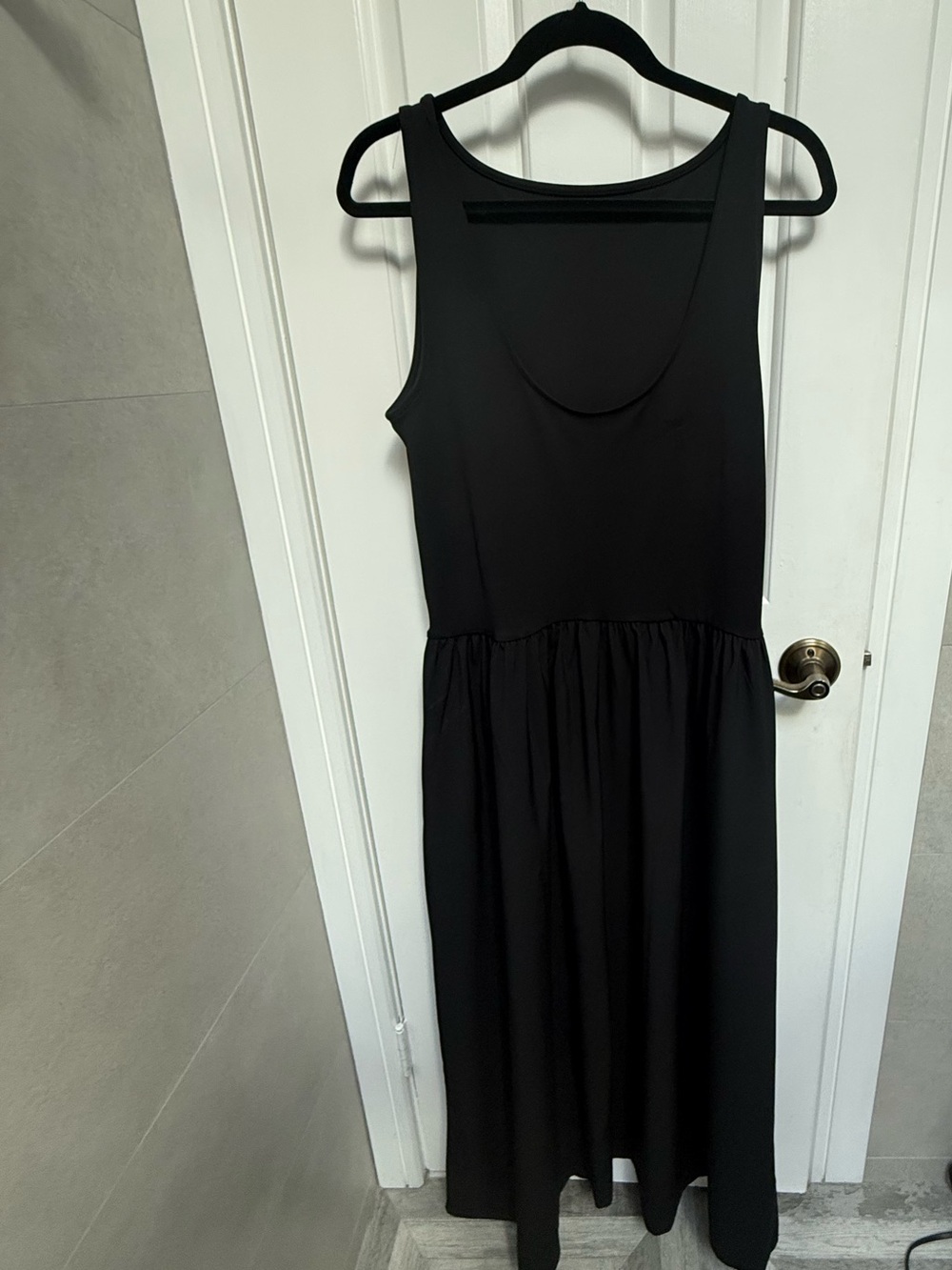Lou & Grey Black Sleeveless Gathered-Waist Maxi Dress